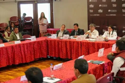 "Hago un llamado a las empresas Consettur y San Antonio de Torontoy para que en las próximas horas puedan alcanzar un acuerdo empresarial que permita restablecer el servicio de transporte a Machu Picchu Pueblo”, sostuvo el gobernador tWerner Salcedo ante representantes del Ejecutivo.