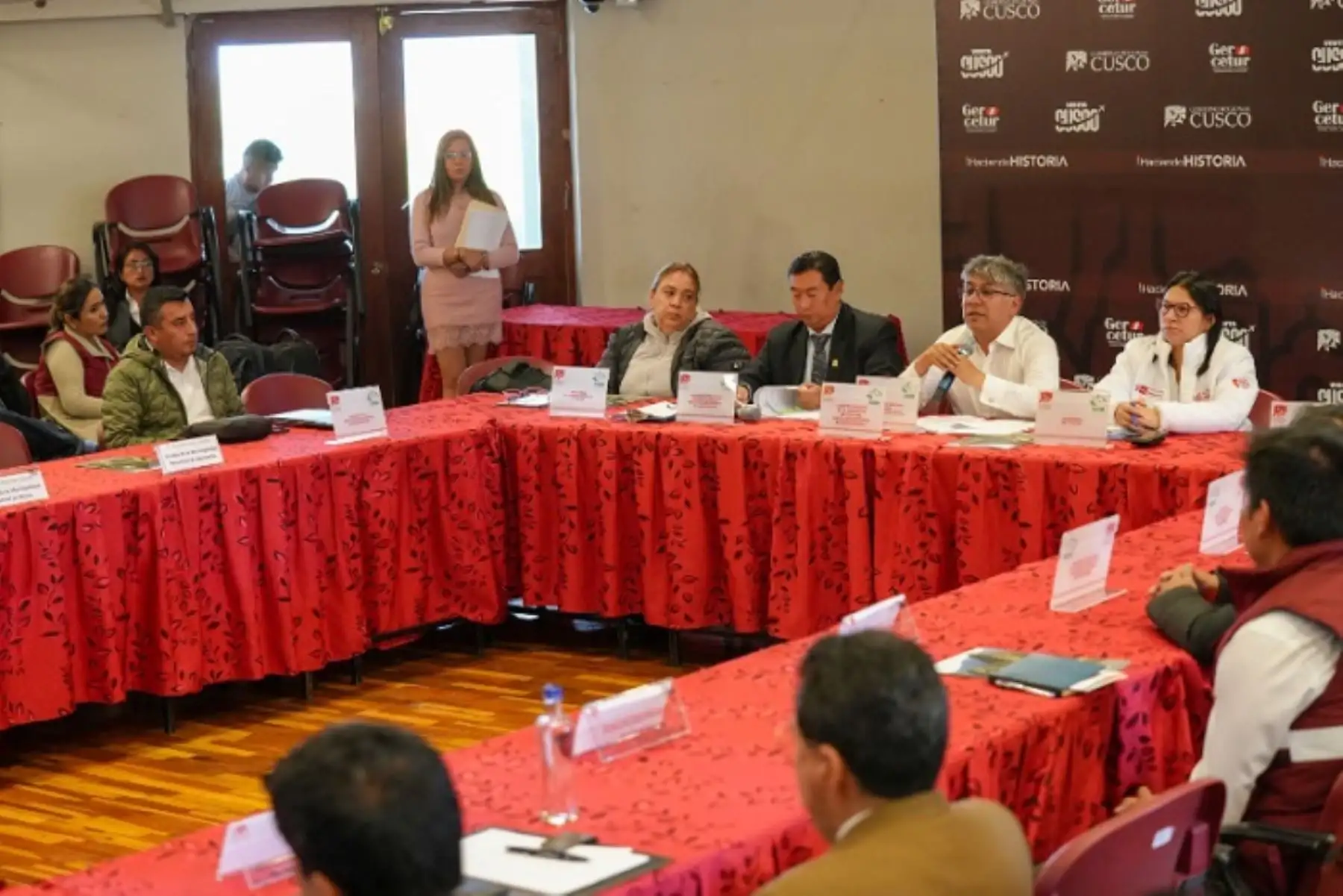 "Hago un llamado a las empresas Consettur y San Antonio de Torontoy para que en las próximas horas puedan alcanzar un acuerdo empresarial que permita restablecer el servicio de transporte a Machu Picchu Pueblo”, sostuvo el gobernador tWerner Salcedo ante representantes del Ejecutivo.