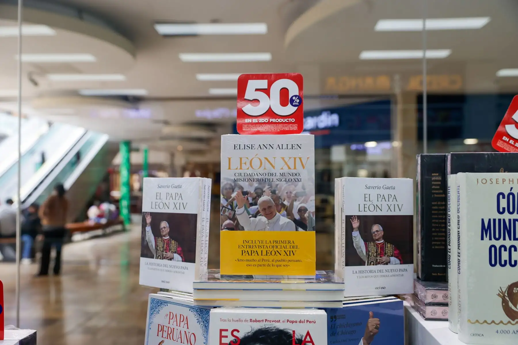 León XIV: ciudadano del mundo, misionero del siglo XXI, de Elise Ann Allen, presenta una biografía profunda del papa Robert Francis Prevost, que incluye su primera entrevista larga como pontífice. Publicado el 18 de septiembre por Penguin Perú, explora su vida desde Chicago hasta su misión en América Latina, su rol como obispo en Chiclayo —que le otorgó nacionalidad peruana. Foto: ANDINA/ Luis Iparraguirre