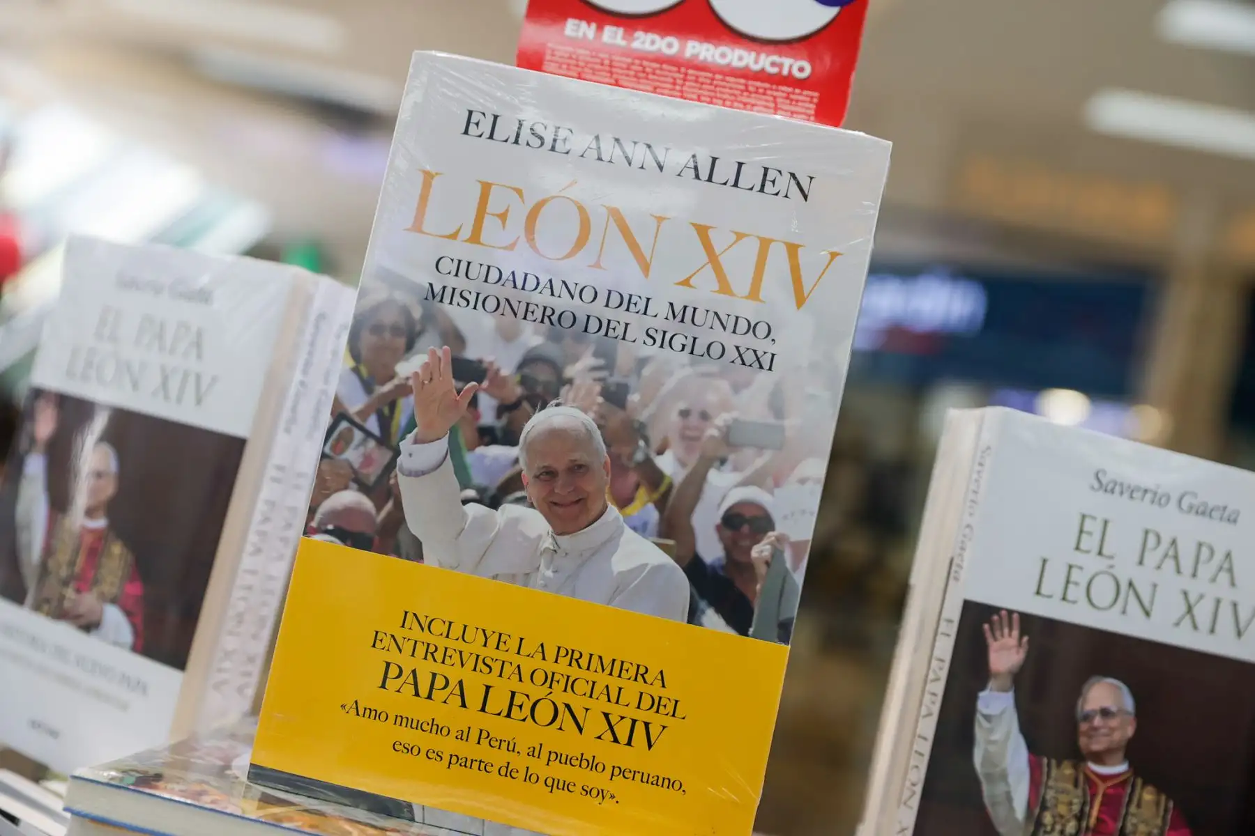 León XIV: ciudadano del mundo, misionero del siglo XXI, de Elise Ann Allen, presenta una biografía profunda del papa Robert Francis Prevost, que incluye su primera entrevista larga como pontífice. Publicado el 18 de septiembre por Penguin Perú, explora su vida desde Chicago hasta su misión en América Latina, su rol como obispo en Chiclayo —que le otorgó nacionalidad peruana. Foto: ANDINA/ Luis Iparraguirre