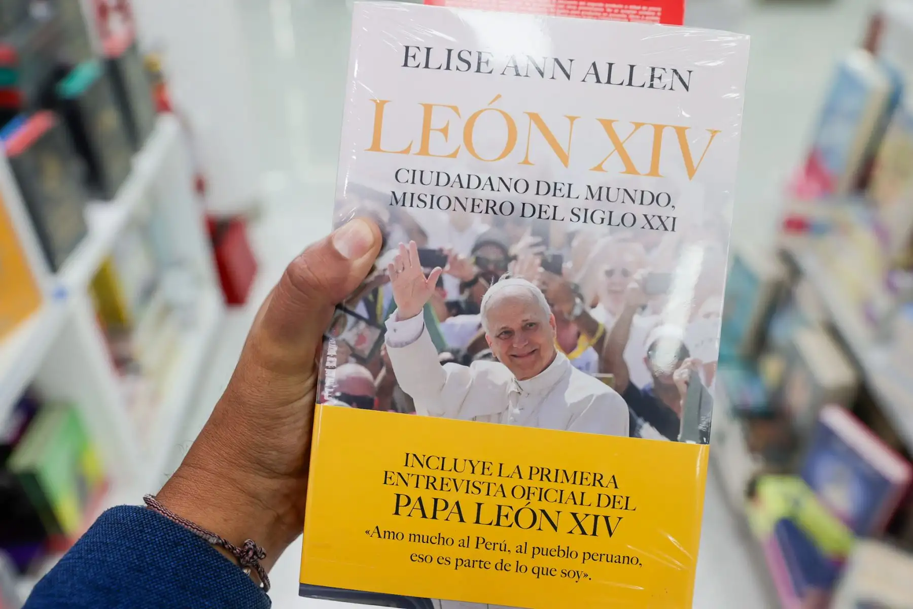 León XIV: ciudadano del mundo, misionero del siglo XXI, de Elise Ann Allen, presenta una biografía profunda del papa Robert Francis Prevost, que incluye su primera entrevista larga como pontífice. Publicado el 18 de septiembre por Penguin Perú, explora su vida desde Chicago hasta su misión en América Latina, su rol como obispo en Chiclayo —que le otorgó nacionalidad peruana. Foto: ANDINA/ Luis Iparraguirre