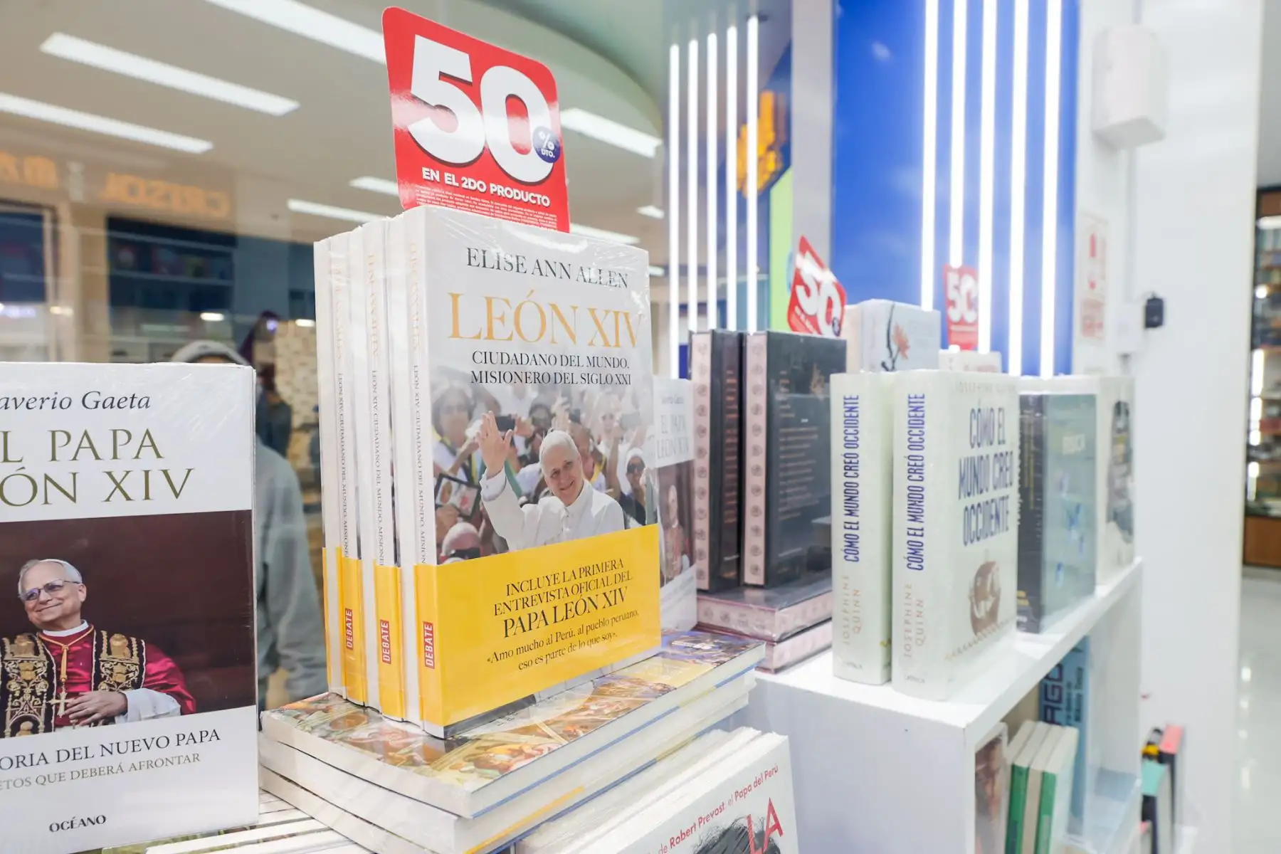 León XIV: ciudadano del mundo, misionero del siglo XXI, de Elise Ann Allen, presenta una biografía profunda del papa Robert Francis Prevost, que incluye su primera entrevista larga como pontífice. Publicado el 18 de septiembre por Penguin Perú, explora su vida desde Chicago hasta su misión en América Latina, su rol como obispo en Chiclayo —que le otorgó nacionalidad peruana. Foto: ANDINA/ Luis Iparraguirre