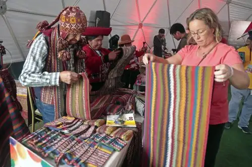Artesanías y diversos productos regionales se ofrecen al público en la Expo Perú Los Andes 2025 en el Cusco