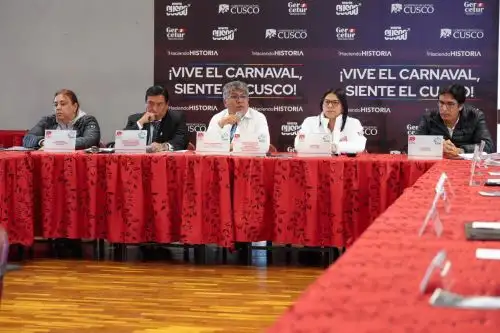 La viceministra de Patrimonio Cultural, Moira Novoa, intervino en el espacio de diálogo desarrollado en Cusco, junto a autoridades regionales y locales y representantes del sector turismo, para plantear soluciones en la ruta Aguas Calientes-llaqta de Machu Picchu. Foto: Mincul