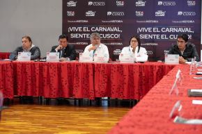 La viceministra de Patrimonio Cultural, Moira Novoa, intervino en el espacio de diálogo desarrollado en Cusco, junto a autoridades regionales y locales y representantes del sector turismo, para plantear soluciones en la ruta Aguas Calientes-llaqta de Machu Picchu. Foto: Mincul