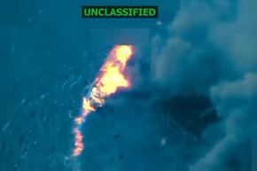 Captura de video tomado de la red social Truth Social de la cuenta @realDonaldTrump del presidente de Estados Unidos, Donald Trump, que muestra una embarcación en llamas luego de ser atacada en el mar Caribe. Foto: EFE