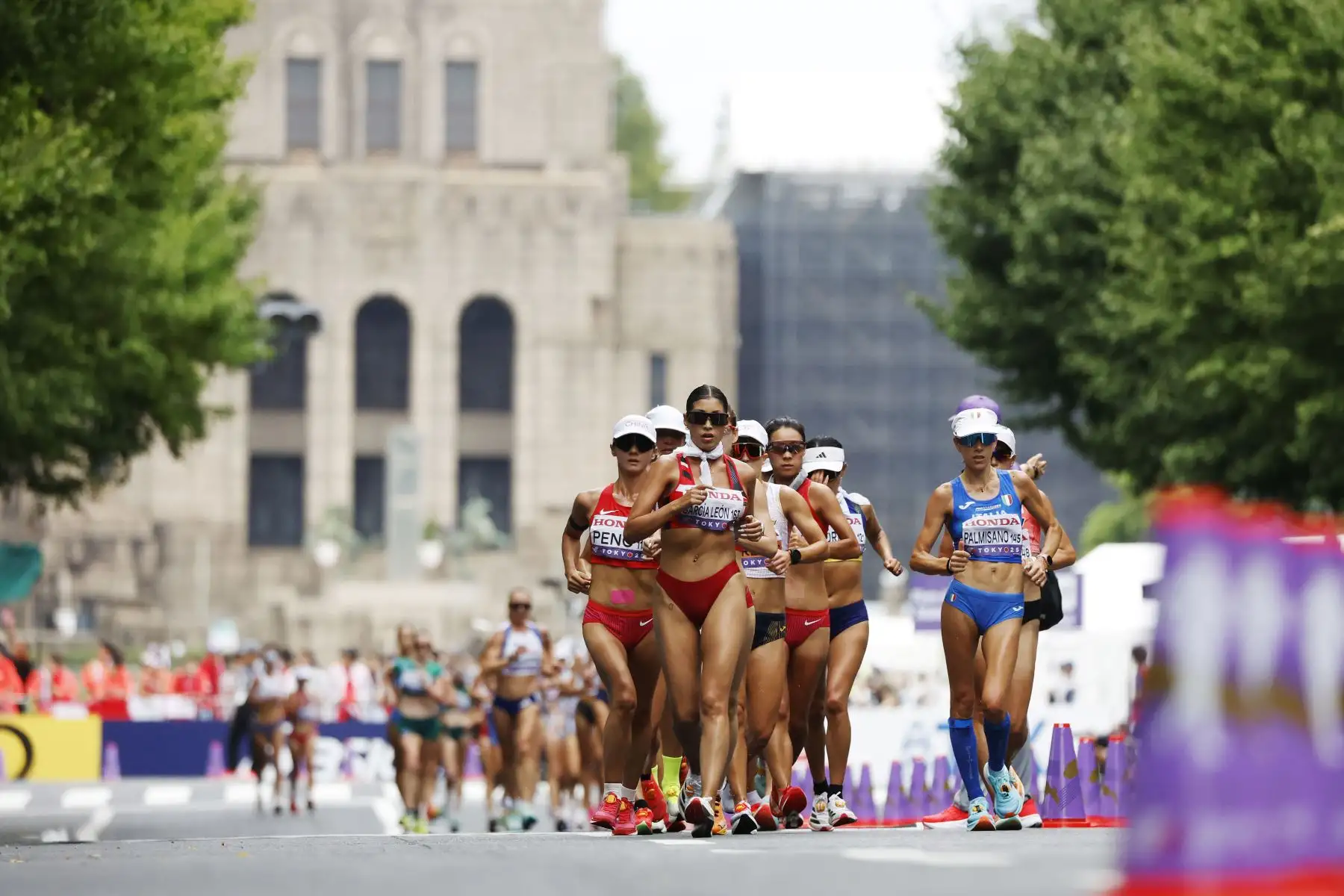 Atletas compiten en la carrera de 20 kilómetros marcha femenina en el Campeonato Mundial de Atletismo 2025 en Tokio, Japón, el 20 de septiembre de 2025. Entre ellas se encuentra Kimberly García León de Perú, quien llegó en el quinto lugar de la competencia. Foto: EFE