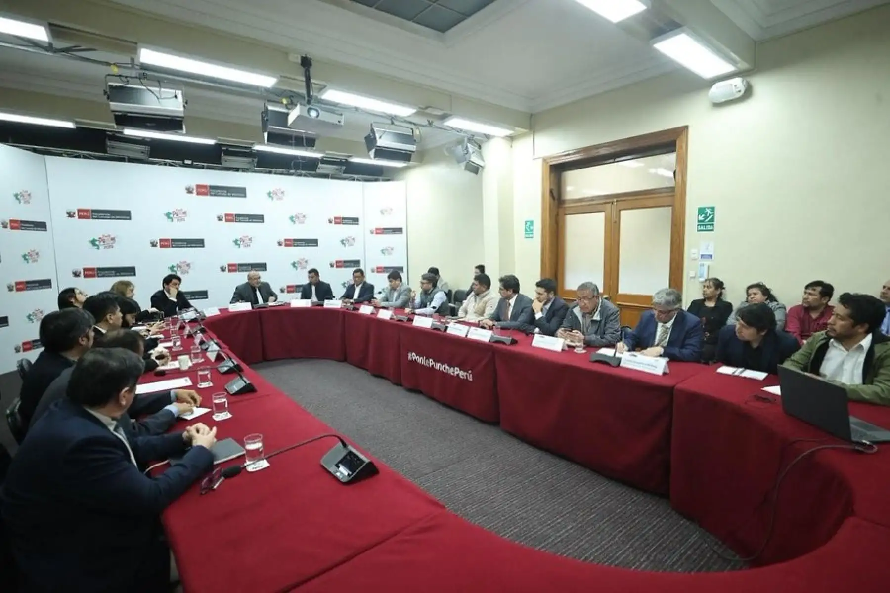 Este sábado habrá una reunión de trabajo en busca de una solución a la problemática del transporte de turistas en Machu Picchu. Foto: PCM
