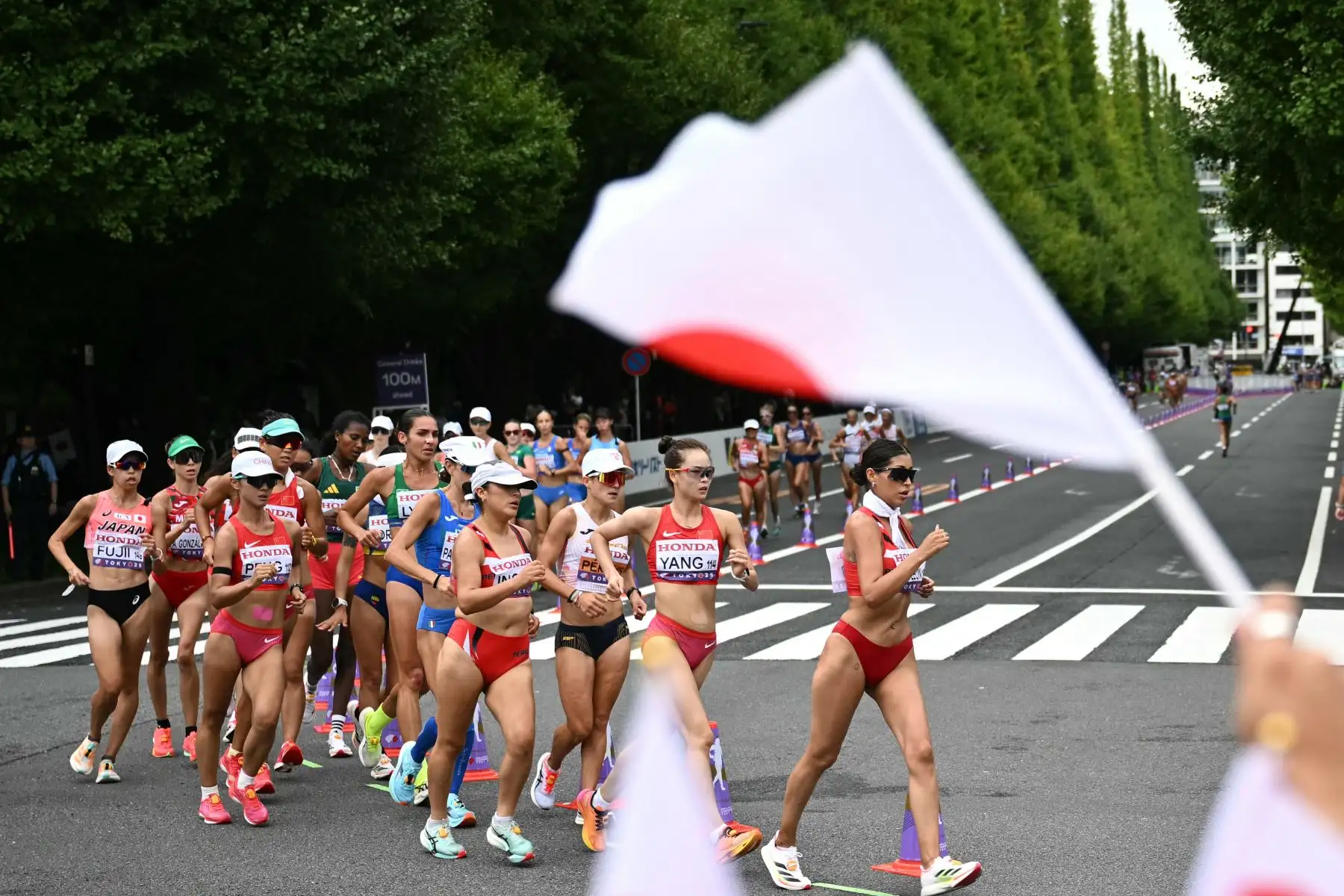 La atleta peruana Kimberly García León lidera por delante de la atleta china Yang Jiayu y la atleta española María Pérez mientras compiten en la final de marcha femenina de 20 km durante el Campeonato Mundial de Atletismo en Tokio el 20 de septiembre de 2025. Foto: AFP