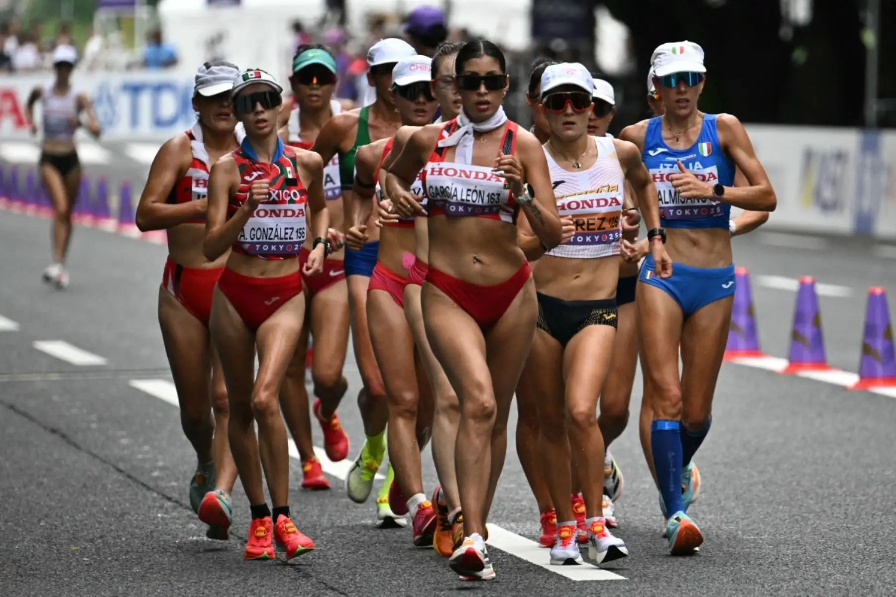 La atleta mexicana Alegna González, la atleta peruana Kimberly García León, la atleta española María Pérez y la atleta italiana Antonella Palmisano compiten en la final de marcha femenina de 20 km durante el Campeonato Mundial de Atletismo en Tokio el 20 de septiembre de 2025. Foto: AFP