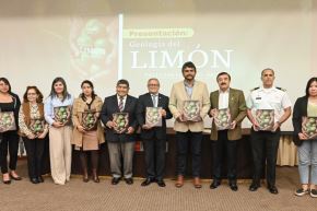 El presidente ejecutivo del Ingemmet, Luis Humberto Chirif, muestra el libro "Geología del limón. Valle San Lorenzo-Piura".