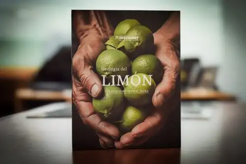 El presidente ejecutivo del Ingemmet, Luis Humberto Chirif, muestra el libro "Geología del limón. Valle San Lorenzo-Piura".