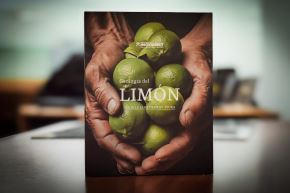 El presidente ejecutivo del Ingemmet, Luis Humberto Chirif, muestra el libro "Geología del limón. Valle San Lorenzo-Piura".