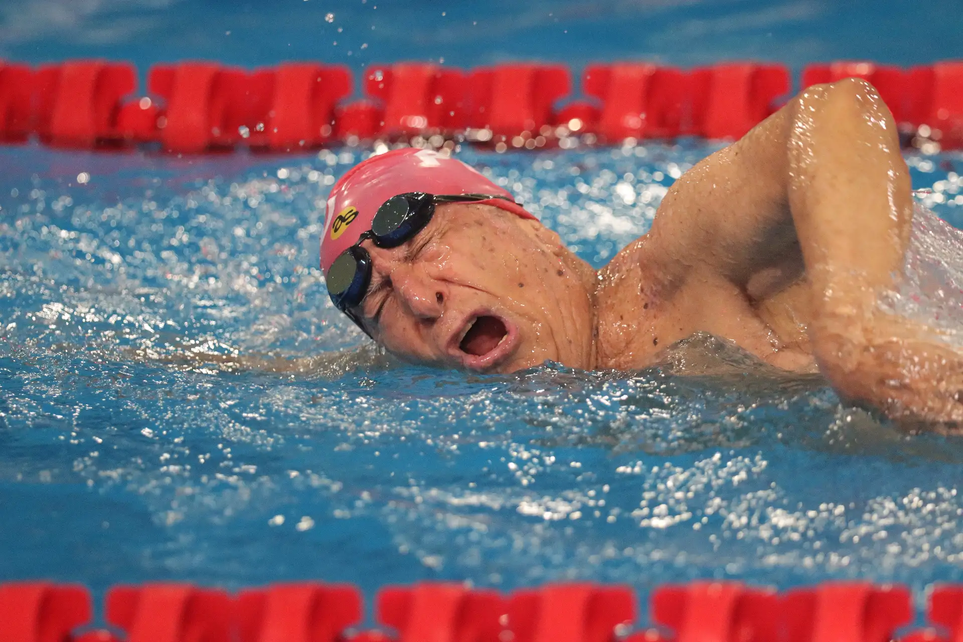 Por segundo día consecutivo, se realizó en la piscina olímpica del Campo de Marte de Jesús María el Campeonato Nacional de Natación Máster de Piscina corta 2025. En imagen el nadador José Benigno Peñaloza de 93 años, representando a Regatas Lima, quien participó en 100 metros libres.
Foto : ANDINA / Lino Chipana Obregón.