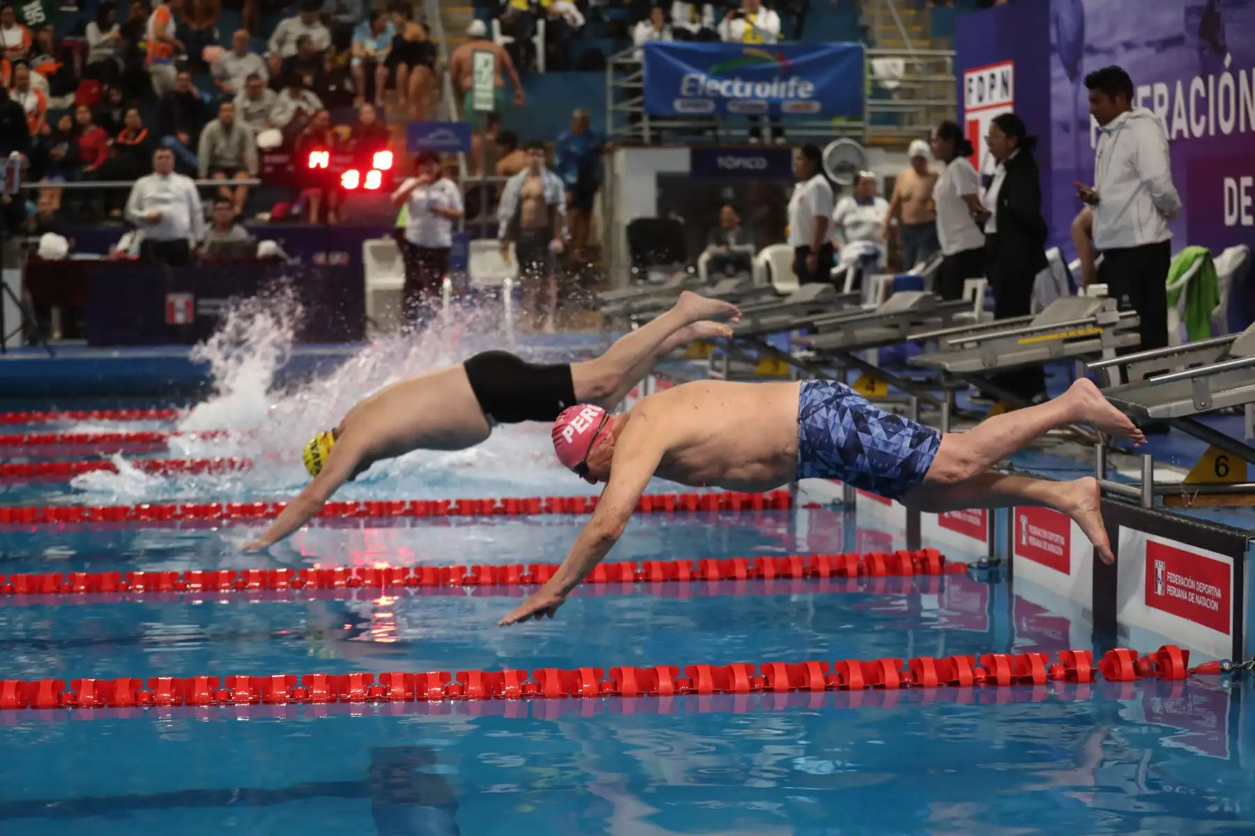 Por segundo día consecutivo, se realizó en la piscina olímpica del Campo de Marte de Jesús María el Campeonato Nacional de Natación Máster de Piscina corta 2025. En imagen el nadador José Benigno Peñaloza de 93 años, representando a Regatas Lima, quien participó en 100 metros libres.
Foto : ANDINA / Lino Chipana Obregón.