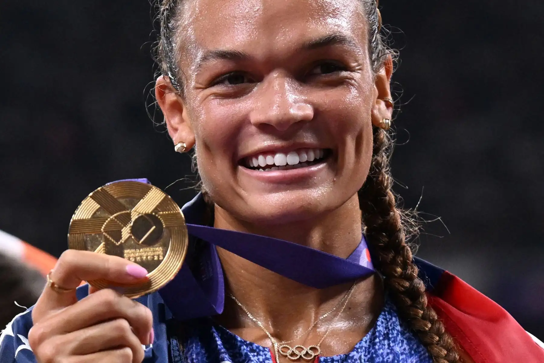La estadounidense Anna Hall celebra tras conseguir la medalla de oro en el heptatlón femenino de 800 m durante el Campeonato Mundial de Atletismo en Tokio el 20 de septiembre de 2025. Foto: AFP