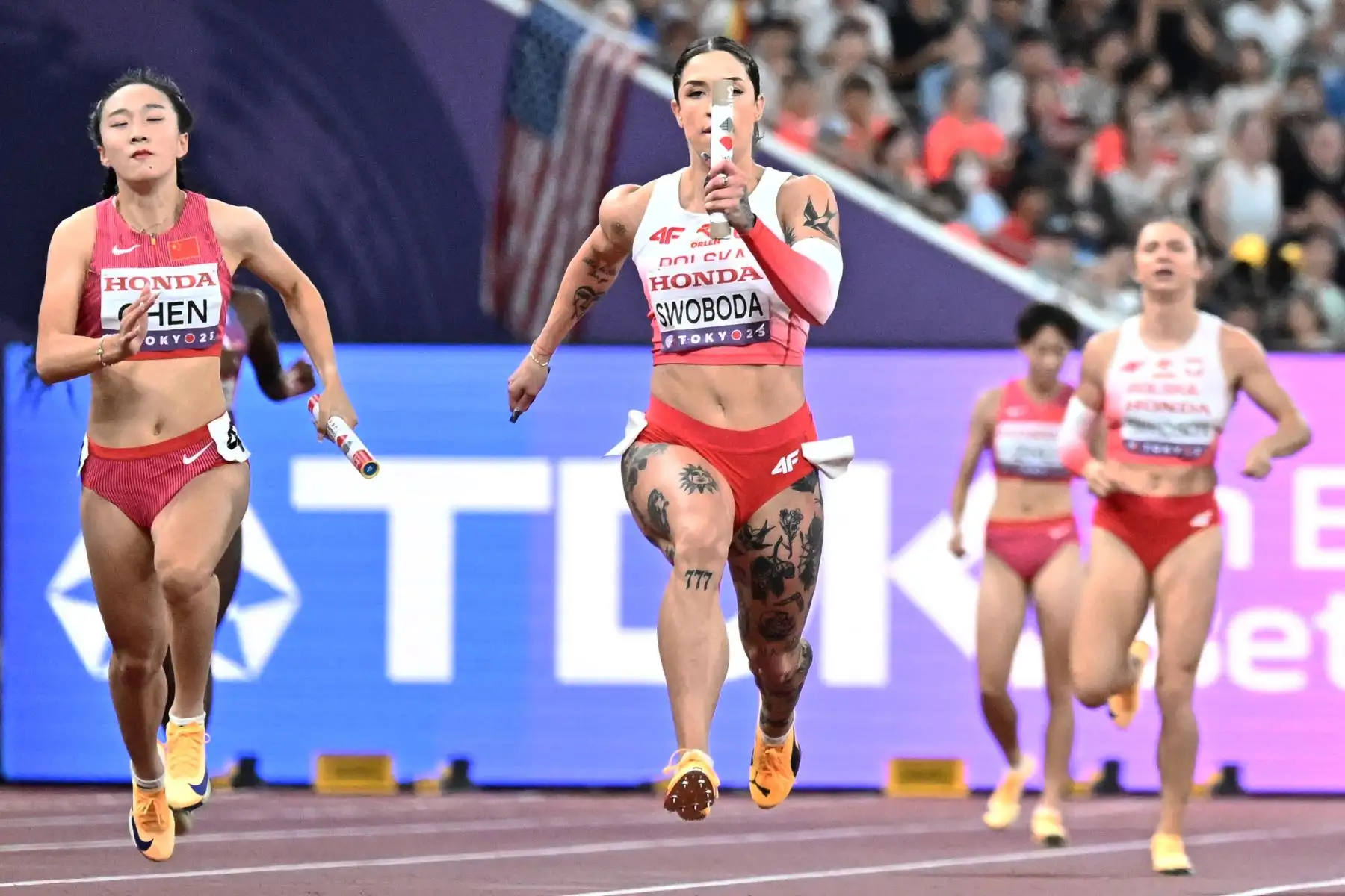 La atleta china Yujie Chen y la polaca Ewa Swoboda compiten en las series de relevos 4x100 m femeninos durante el Campeonato Mundial de Atletismo en Tokio el 20 de septiembre de 2025. Foto: AFP