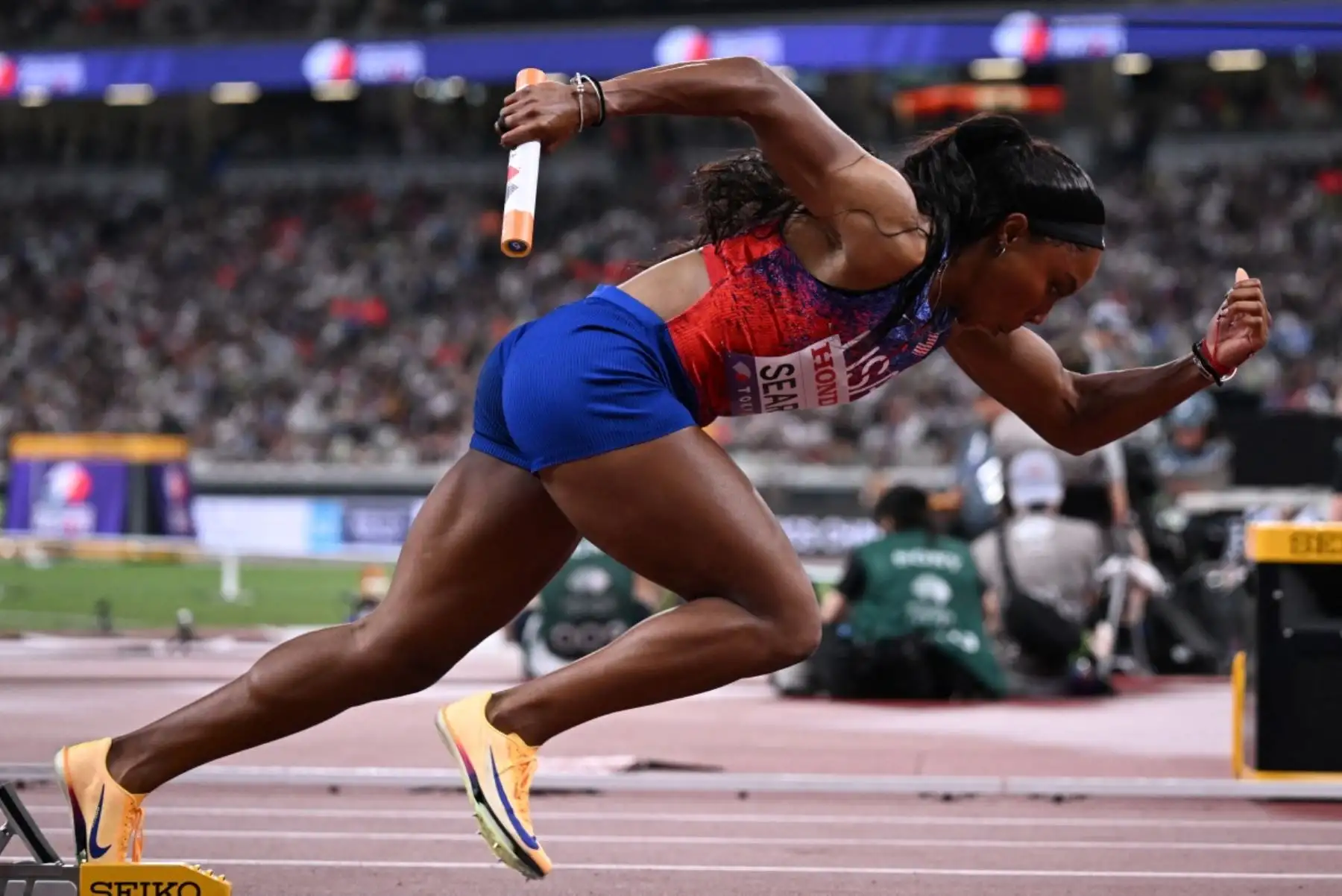 La atleta estadounidense Jacious Sears parte desde la salida en las eliminatorias del relevo 4x100 m femenino durante el Campeonato Mundial de Atletismo en Tokio el 20 de septiembre de 2025. Foto: AFP