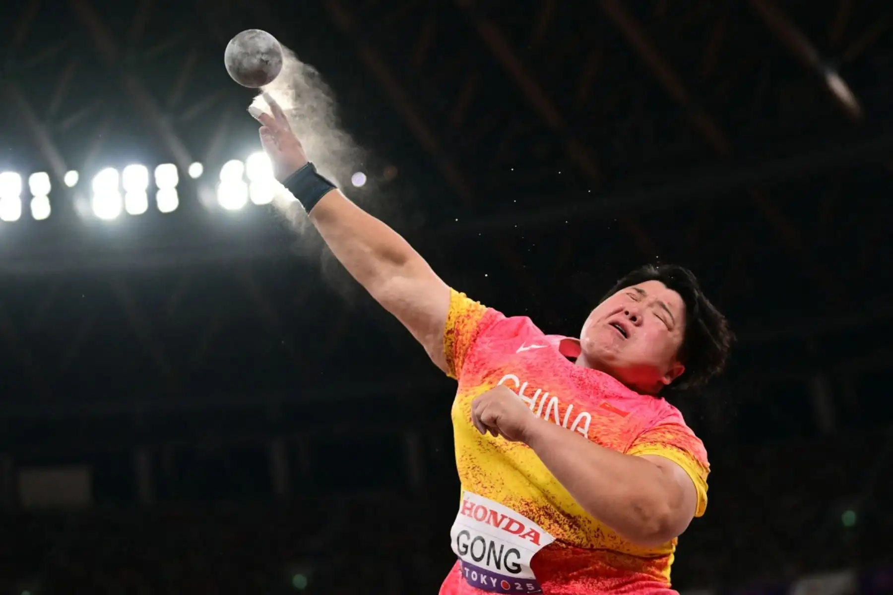 La atleta china Gong Lijiao compite en la final de lanzamiento de bala femenino durante el Campeonato Mundial de Atletismo en Tokio el 20 de septiembre de 2025. Foto: AFP