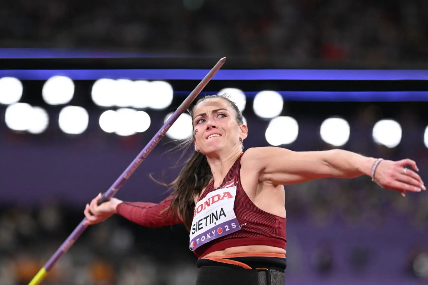 La atleta letona Anete Sietina compite en la final de lanzamiento de jabalina femenina durante el Campeonato Mundial de Atletismo en Tokio el 20 de septiembre de 2025. Foto: AFP