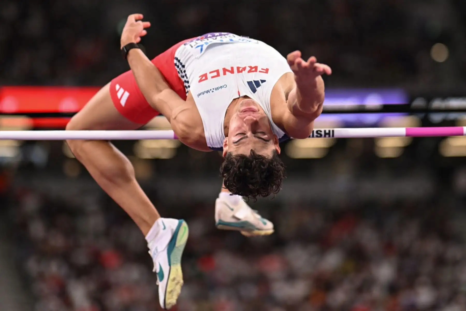 El atleta francés Antoine Ferranti compite en el salto de altura de decatlón masculino durante el Campeonato Mundial de Atletismo en Tokio el 20 de septiembre de 2025. Foto: AFP