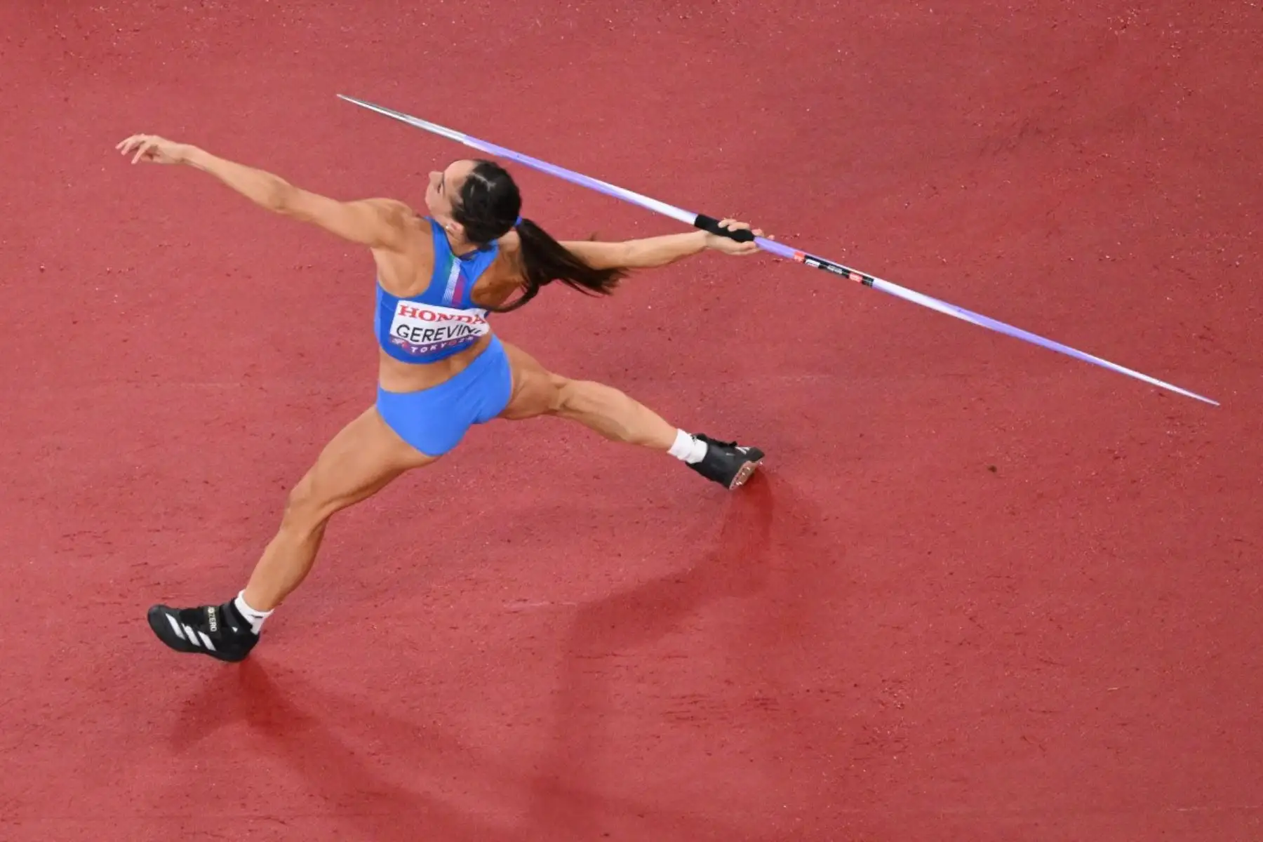 La atleta italiana Sveva Gerevini compite en el lanzamiento de jabalina de heptatlón femenino durante el Campeonato Mundial de Atletismo en Tokio el 20 de septiembre de 2025. Foto: AFP