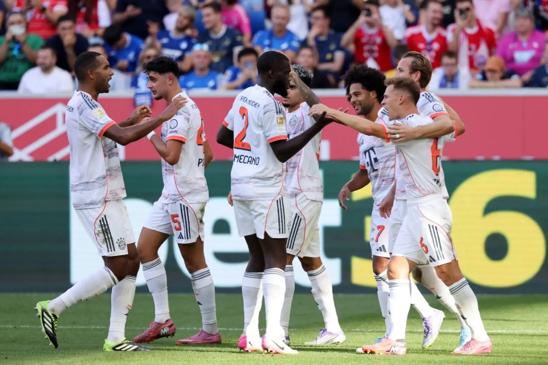 El delantero inglés del Bayern Munich, Harry Kane, celebra con sus compañeros después de marcar el tercer gol de su equipo durante el partido de fútbol de la Bundesliga entre el TSG 1899 Hoffenheim y el FC Bayern Munich en Sinsheim, suroeste de Alemania, el 20 de septiembre de 2025. Foto: AFP