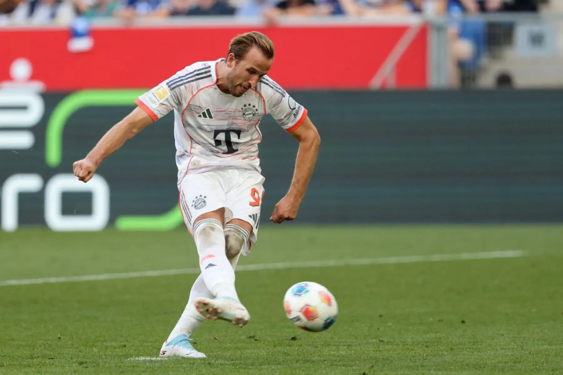 El delantero inglés del Bayern Munich, Harry Kane, marca el tercer gol de su equipo durante el partido de fútbol de la Bundesliga entre el TSG 1899 Hoffenheim y el FC Bayern Munich en Sinsheim, suroeste de Alemania, el 20 de septiembre de 2025. Foto: AFP
