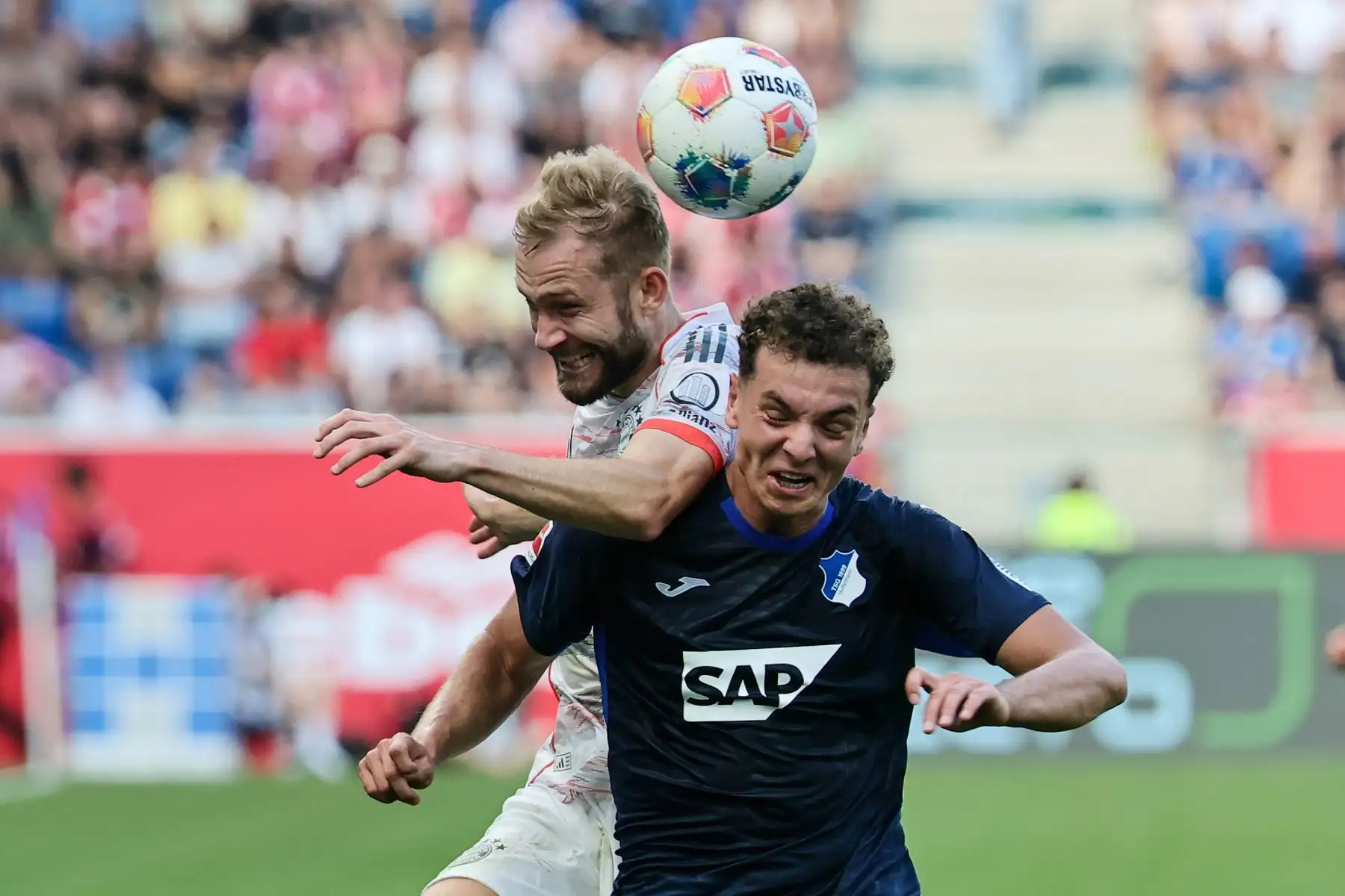 Fisnik Asllani del Hoffenheim en acción contra Konrad Laimer de Munich durante el partido de fútbol de la Bundesliga alemana entre el TSG 1899 Hoffenheim y el FC Bayern Munich en Sinsheim, Alemania, el 20 de septiembre de 2025. Foto: EFE