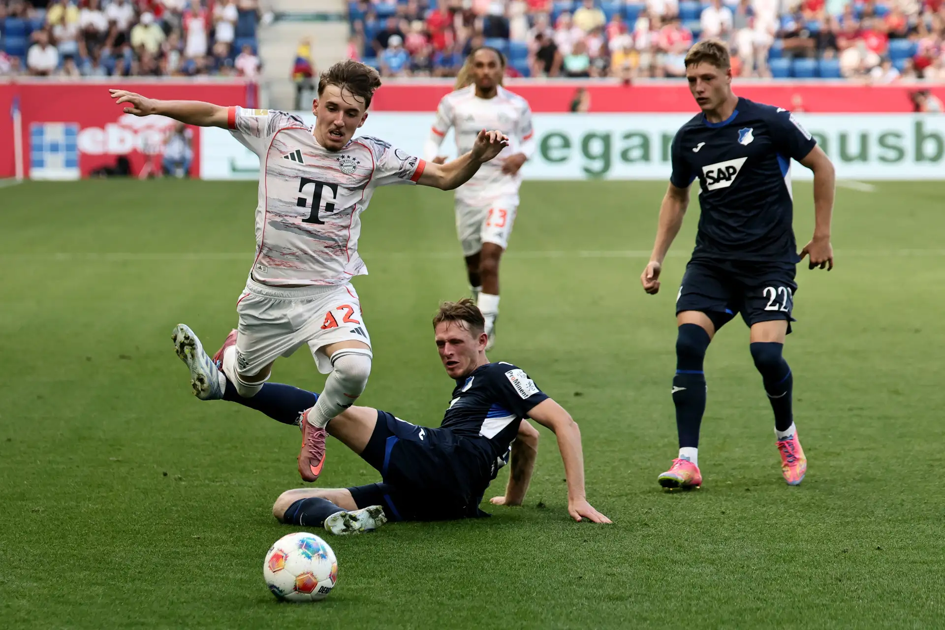 Bernardo de Hoffenheim en acción contra Lennart Karl de Munich durante el partido de fútbol de la Bundesliga alemana entre TSG 1899 Hoffenheim y FC Bayern Munich en Sinsheim, Alemania, el 20 de septiembre de 2025. Foto: EFE