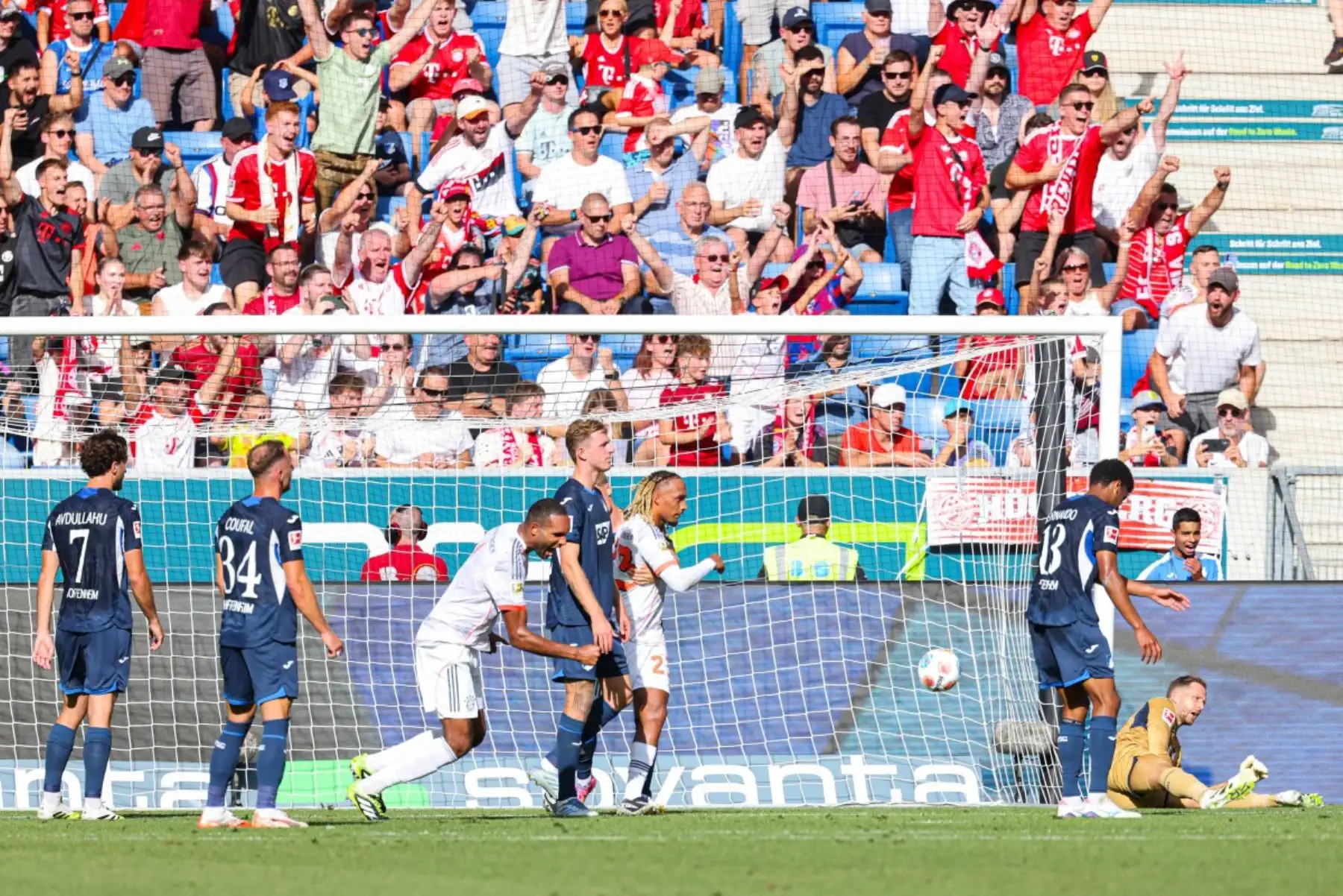 El delantero inglés del Bayern Munich, Harry Kane, marca un gol ante el portero alemán del Hoffenheim, Oliver Baumann, durante el partido de fútbol de la Bundesliga entre el TSG 1899 Hoffenheim y el FC Bayern Munich en Sinsheim, suroeste de Alemania, el 20 de septiembre de 2025. Foto: AFP