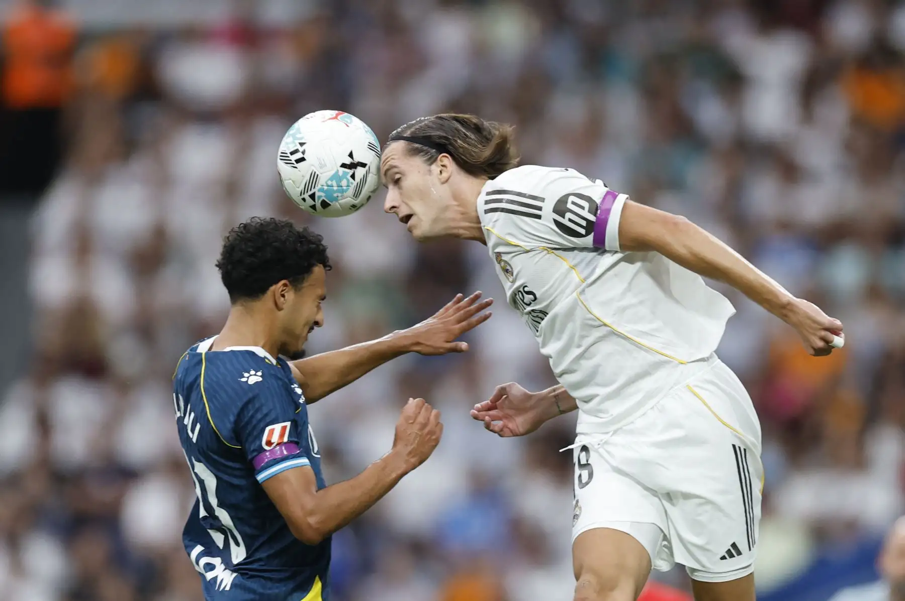 El defensa marroquí del Espanyol, Omar El Hilali, cabecea el balón con el defensa español Álvaro Fernández del Real Madrid durante el partido de fútbol de la liga española entre el Real Madrid CF y el RCD Espanyol en el estadio Santiago Bernabéu de Madrid el 20 de septiembre de 2025. Foto: AFP