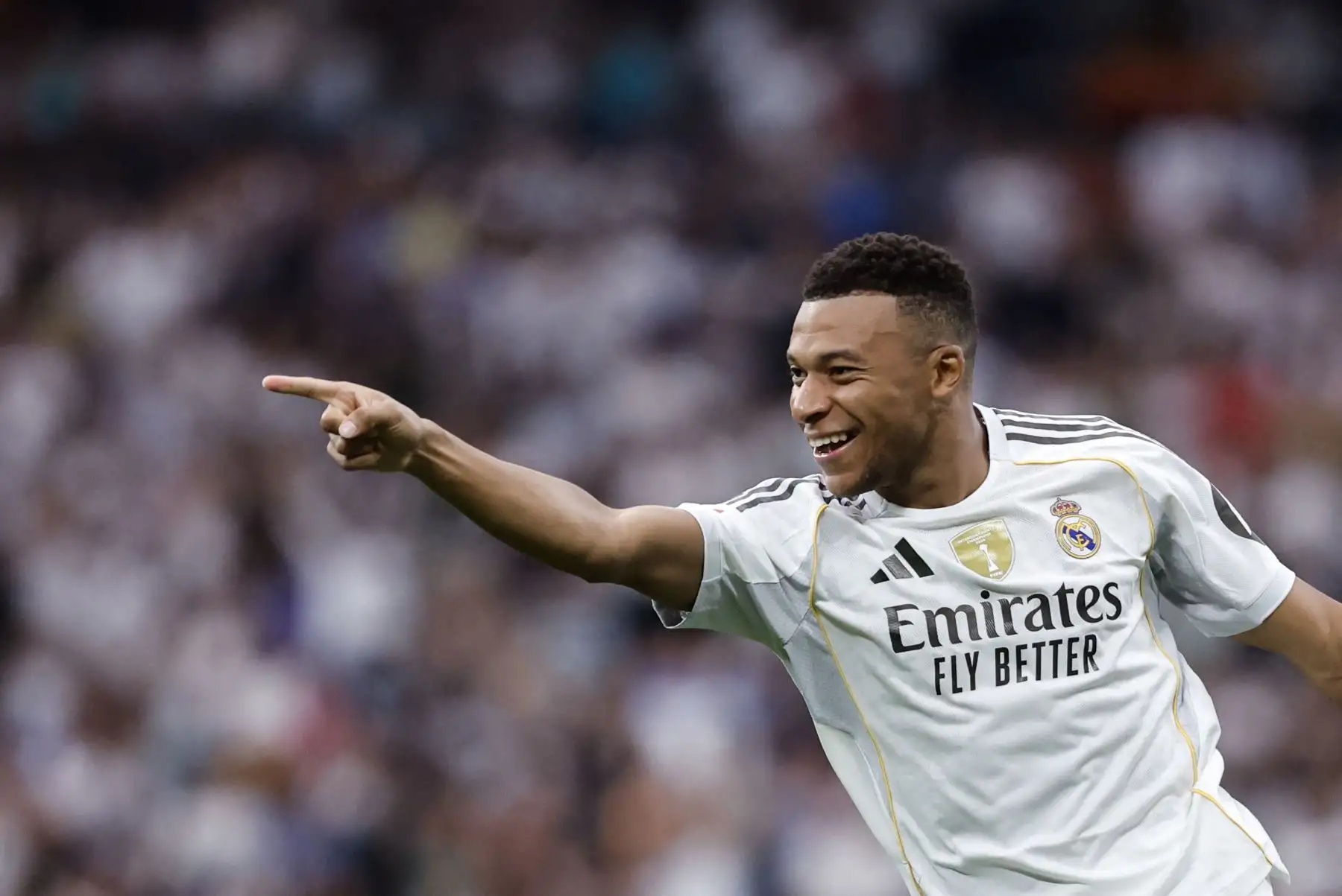 El delantero francés del Real Madrid, Kylian Mbappé, celebra después de marcar su segundo gol durante el partido de fútbol de la liga española entre el Real Madrid CF y el RCD Espanyol en el estadio Santiago Bernabéu de Madrid el 20 de septiembre de 2025. Foto: AFP