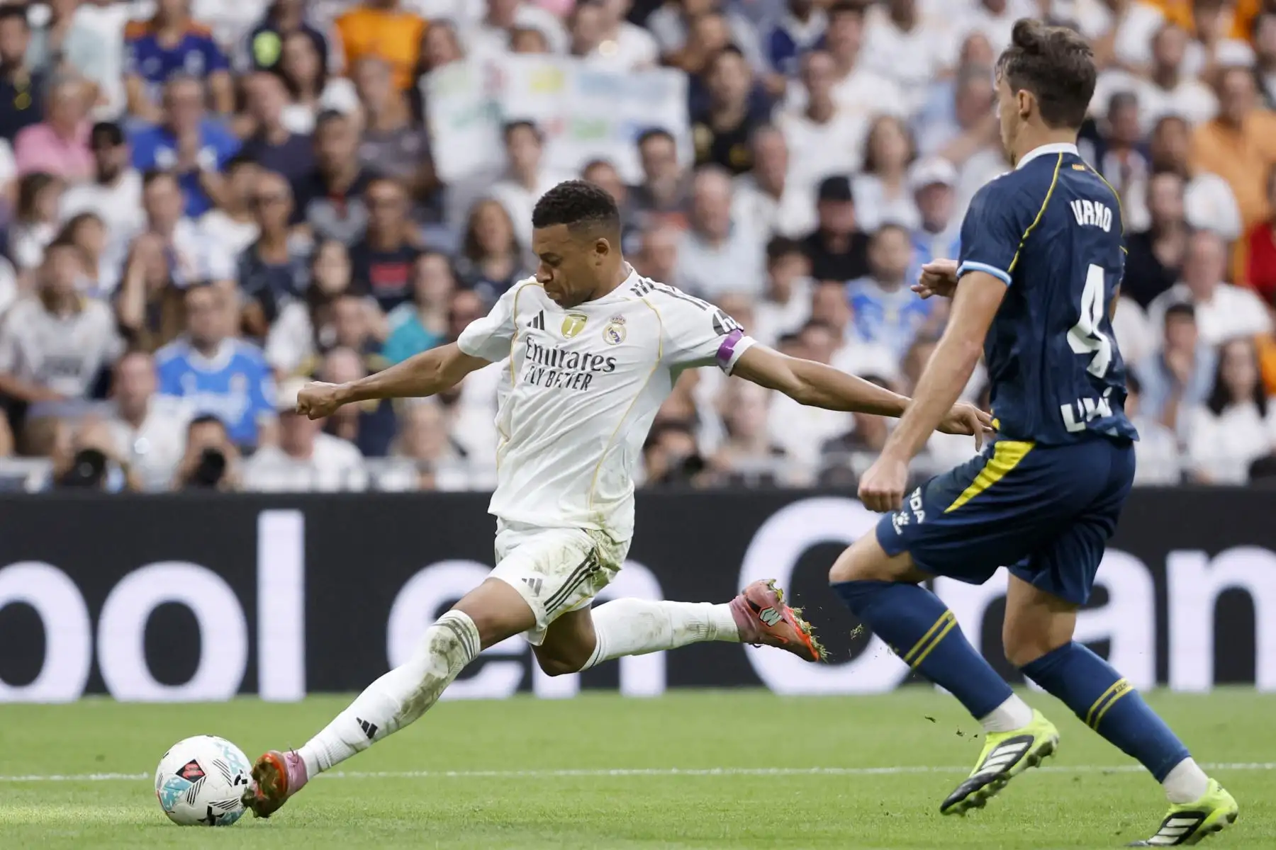 El delantero francés del Real Madrid, Kylian Mbappé, patea el balón junto al centrocampista del Espanyol, Urko González, durante el partido de fútbol de la liga española entre el Real Madrid CF y el RCD Espanyol en el estadio Santiago Bernabéu de Madrid el 20 de septiembre de 2025. Foto: AFP