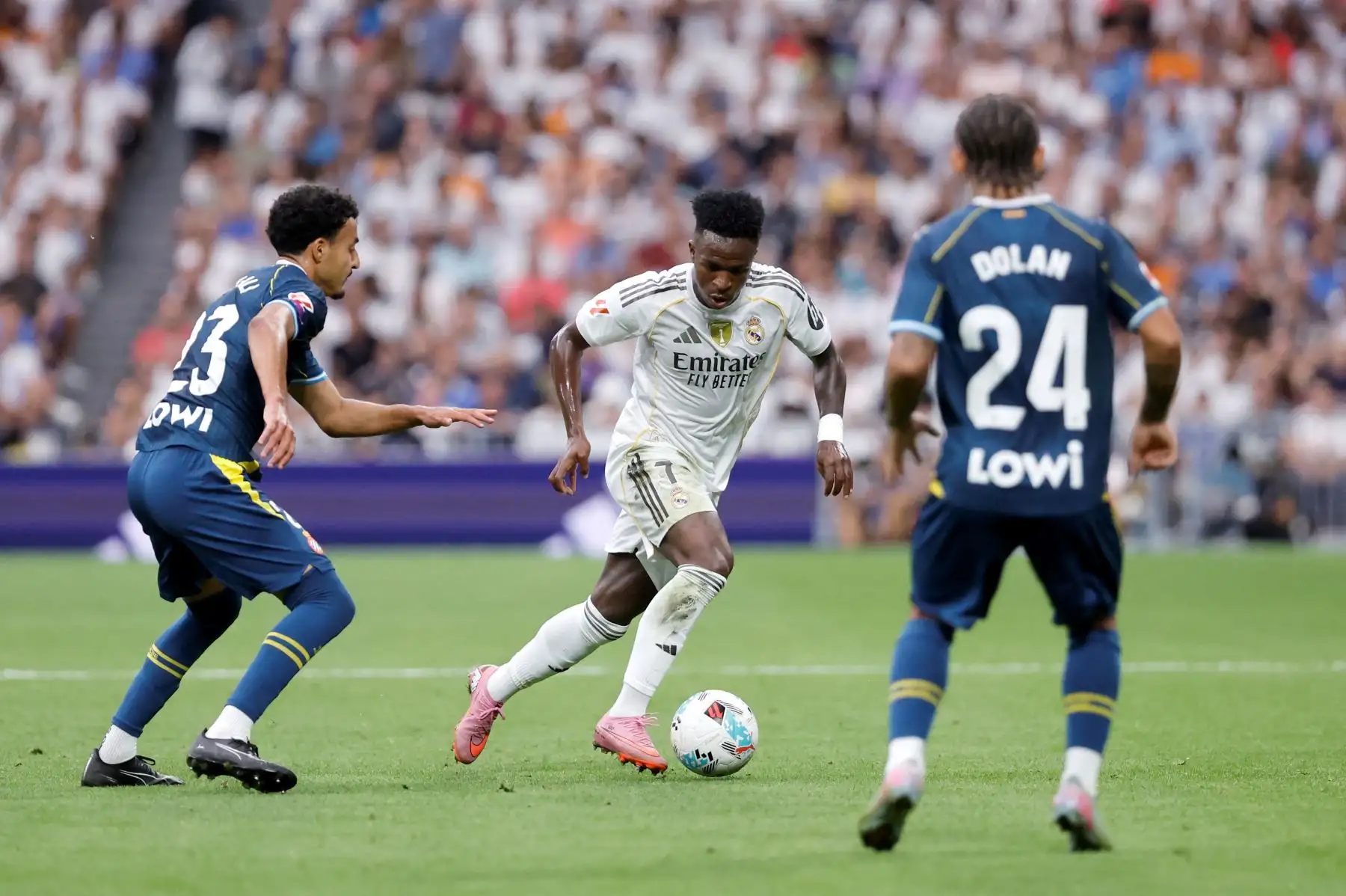 El delantero brasileño del Real, Madrid Vinicius Junior, controla el balón durante el partido de fútbol de la liga española entre el Real Madrid CF y el RCD Espanyol en el estadio Santiago Bernabéu de Madrid el 20 de septiembre de 2025. Foto: AFP
