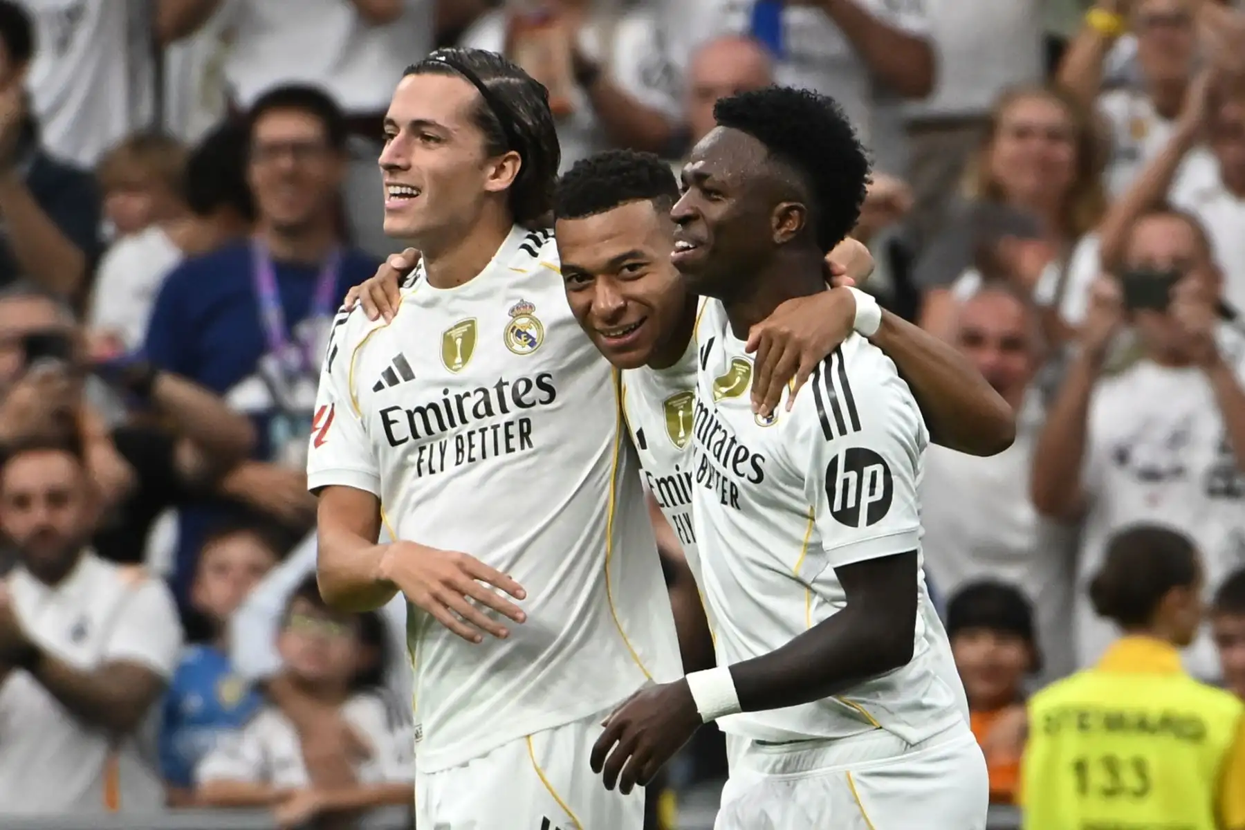 El delantero francés del Real Madrid, Kylian Mbappé, celebra con Álvaro Carreras y Vinicius el segundo gol conseguido durante el partido de la jornada 5 de La Liga EA Sports, que disputan el Real Madrid y el RCD Espanyol, en el estadio Santiago Bernabéu de la capital española. Foto: EFE