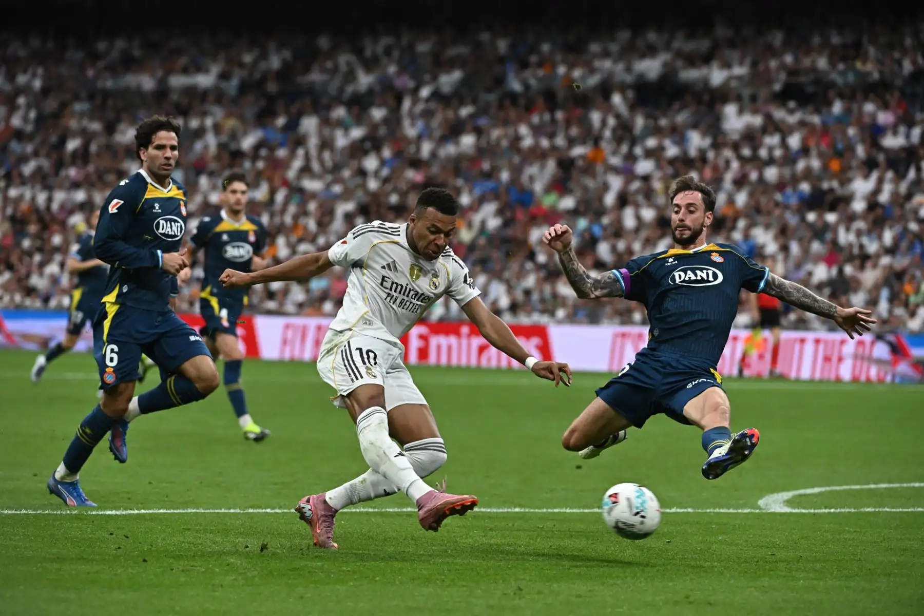 El delantero francés del Real Madrid, Kylian Mbappé, en acción durante el partido de la jornada 5 de La Liga EA Sports, que disputan el Real Madrid y el RCD Espanyol, en el estadio Santiago Bernabéu de la capital española. Foto: EFE