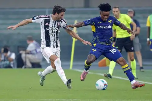 Manuel Locatelli (izq.) de la Juventus y Gift Orban del Verona en acción durante el partido de la Serie A italiana entre Hellas Verona y Juventus, en Verona, Italia, el 20 de septiembre de 2025. Foto: EFE