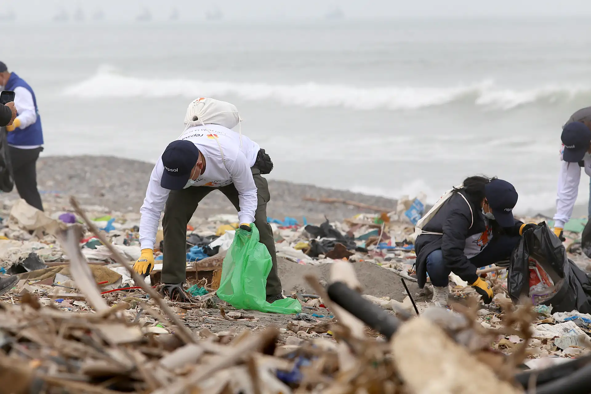 En el marco del Día Internacional de la Limpieza de Playas, más de 140 voluntarios de Editora Perú, Repsol y la ONG Perú Te Quiero Limpio participaron en una jornada ambiental en Ventanilla. Foto: Repsol