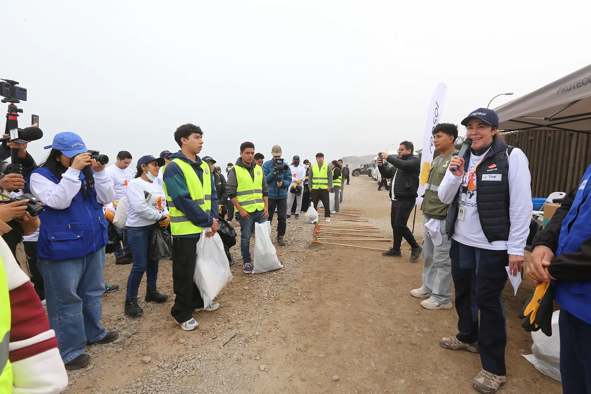 En el marco del Día Internacional de la Limpieza de Playas, más de 140 voluntarios de Editora Perú, Repsol y la ONG Perú Te Quiero Limpio participaron en una jornada ambiental en Ventanilla. Foto: Repsol