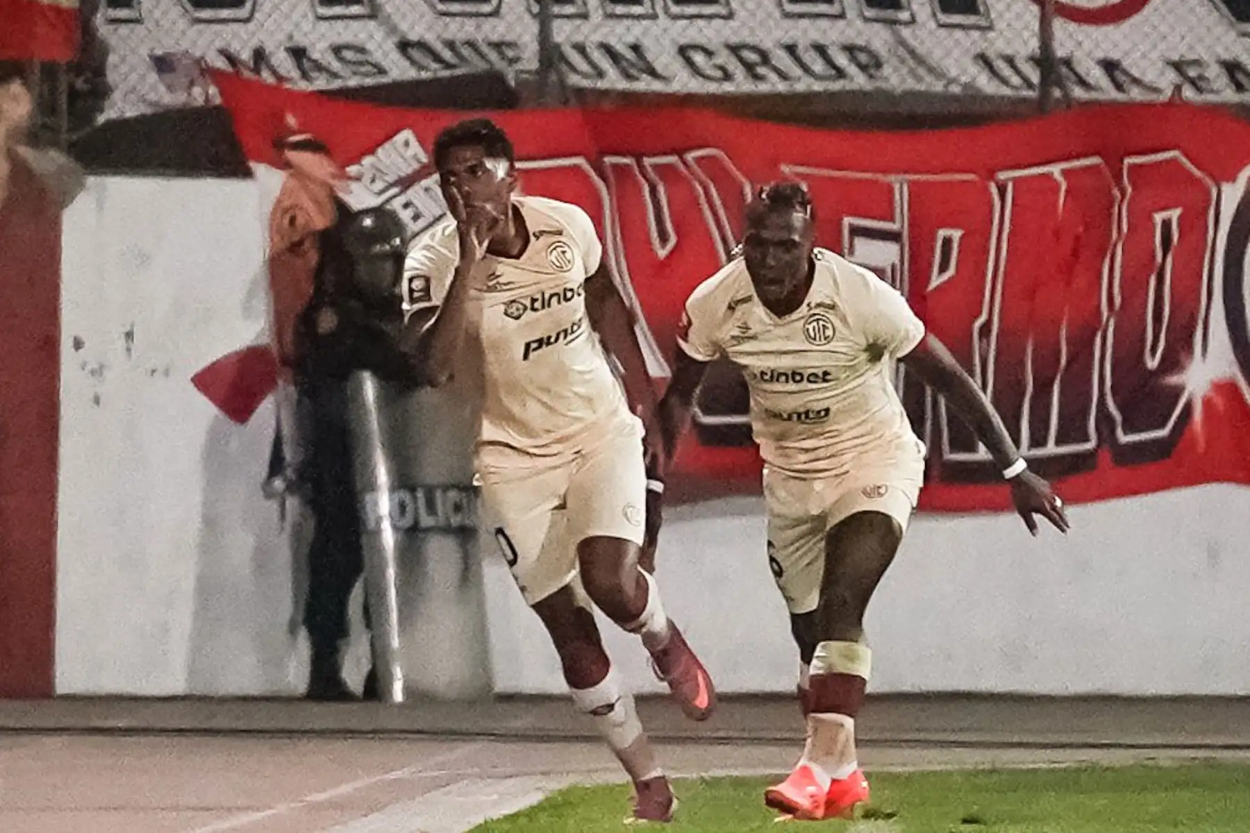 Universitario gana 2 a 1 ante UTC por  la décima fecha del Torneo Clausura 2025 de la Liga 1 en el estadio de Mansiche de Trujillo.
Foto: Liga 1