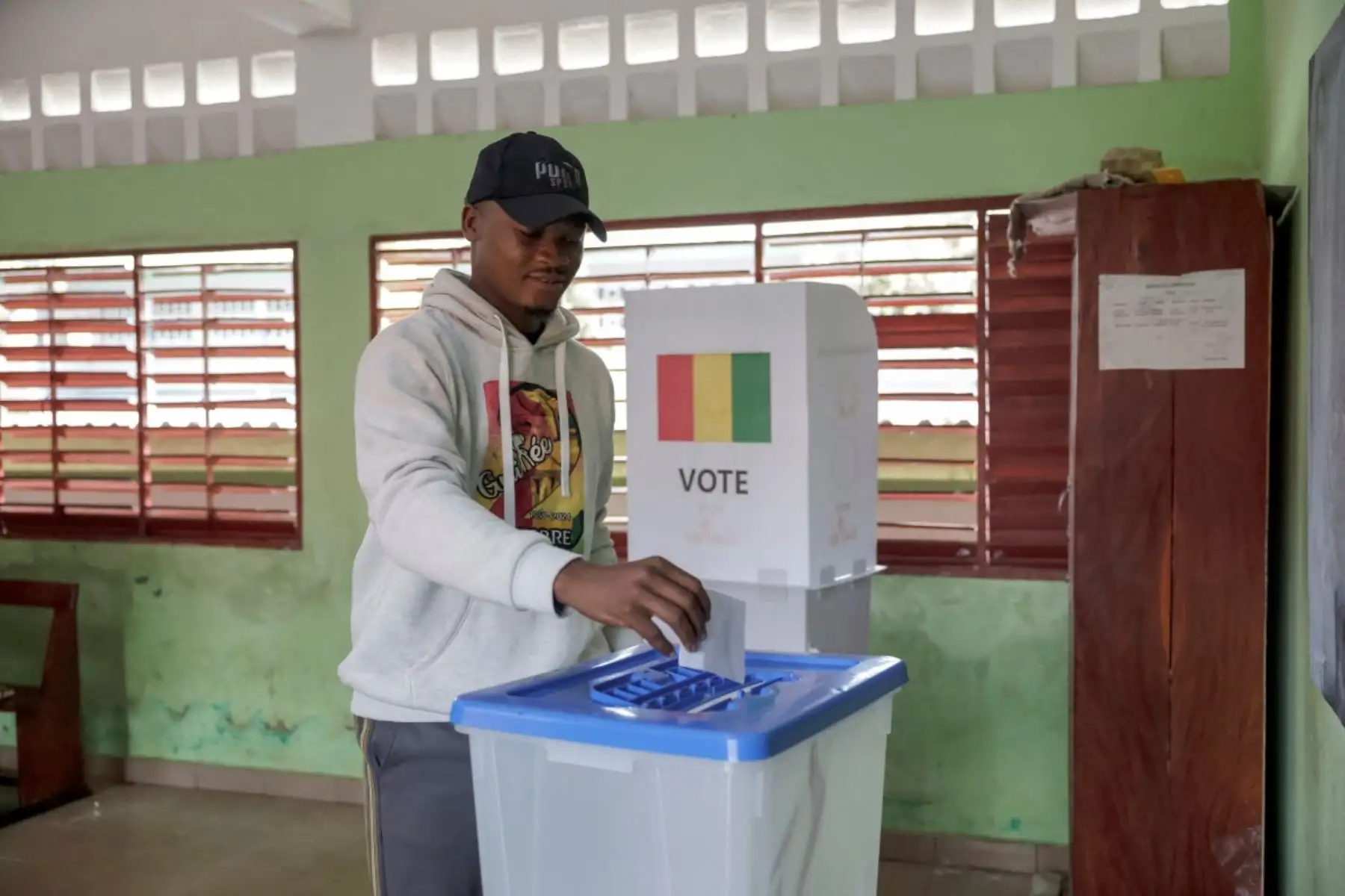 Un ciudadano emite su voto en un colegio electoral de Conakry el 21 de septiembre de 2025, mientras Guinea vota en el referéndum constitucional. Cuatro años después de la toma del poder por parte de los militares, los guineanos finalmente votan sobre un nuevo proyecto de constitución que allanaría el camino para las elecciones. Foto: AFP