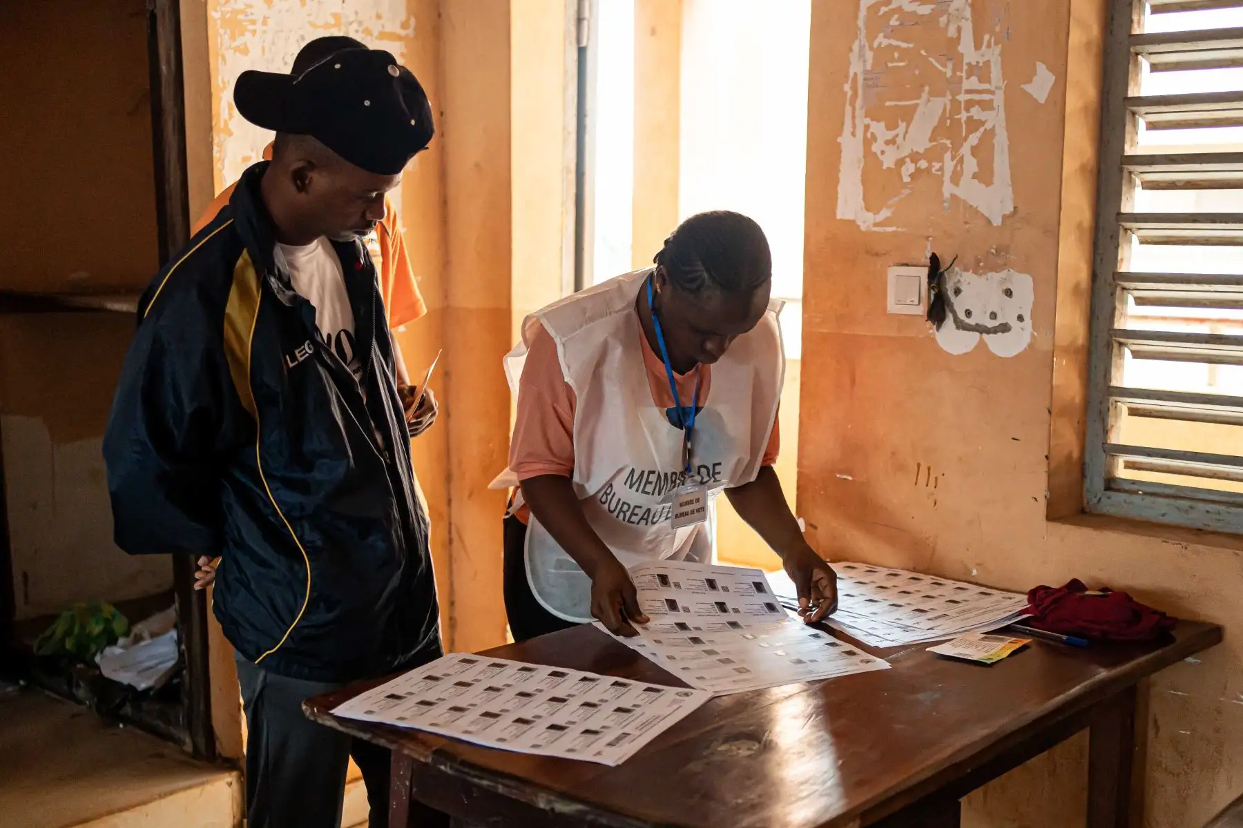 Una funcionaria de la Dirección General de Elecciones de Guinea revisa el censo electoral en el colegio electoral Housseine Center, ubicado en una escuela de Conakry, el 21 de septiembre de 2025, mientras el país entero vota en el referéndum constitucional que allanaría el camino hacia nuevas elecciones. Foto: AFP