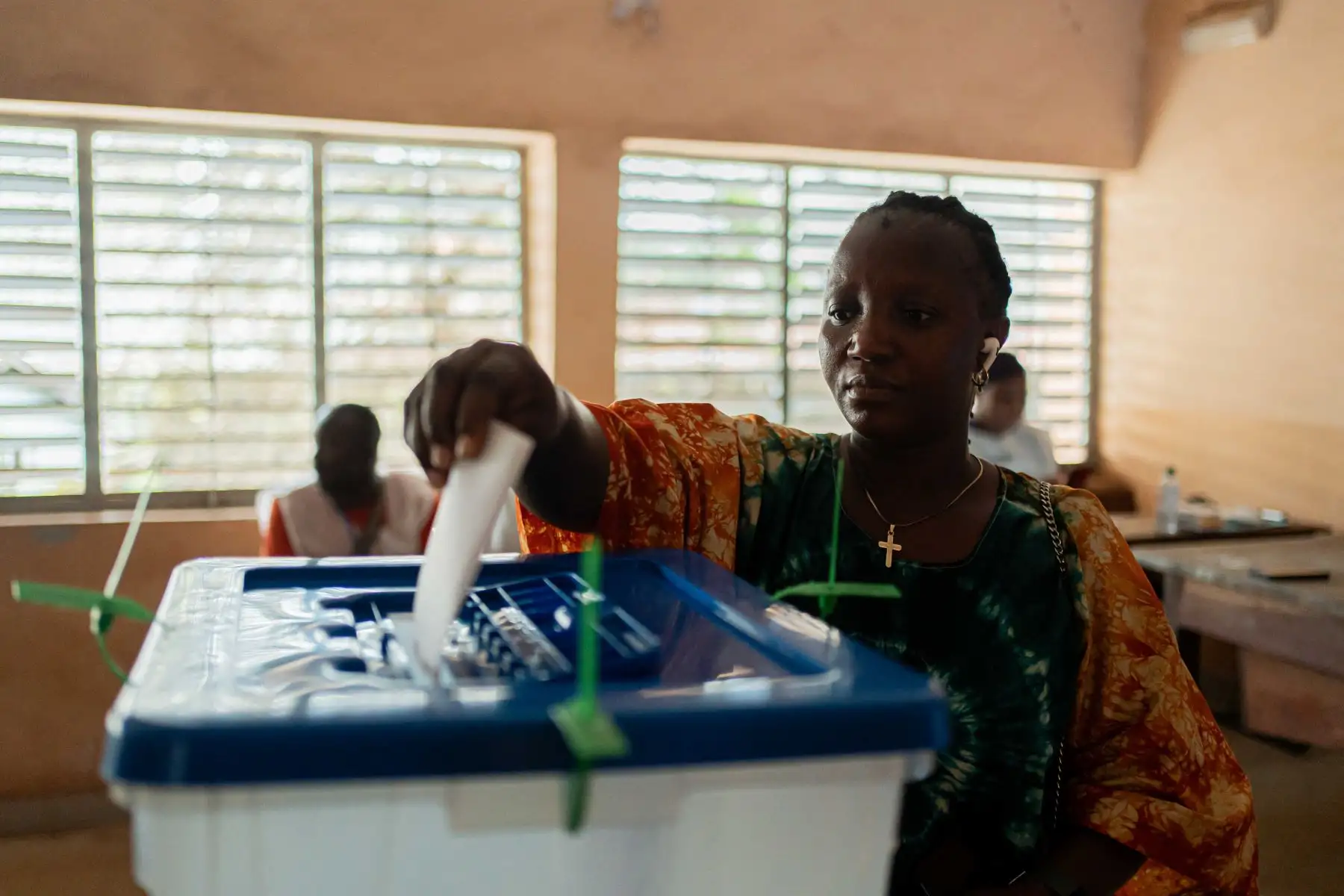 Una ciudadana emite su voto en el colegio electoral del Centro Housseine en Conakry, mientras Guinea vota en el referéndum constitucional. Cuatro años después de la toma del poder por los militares, los guineanos finalmente votan sobre un nuevo proyecto de constitución que allanaría el camino para las elecciones. Foto: AFP