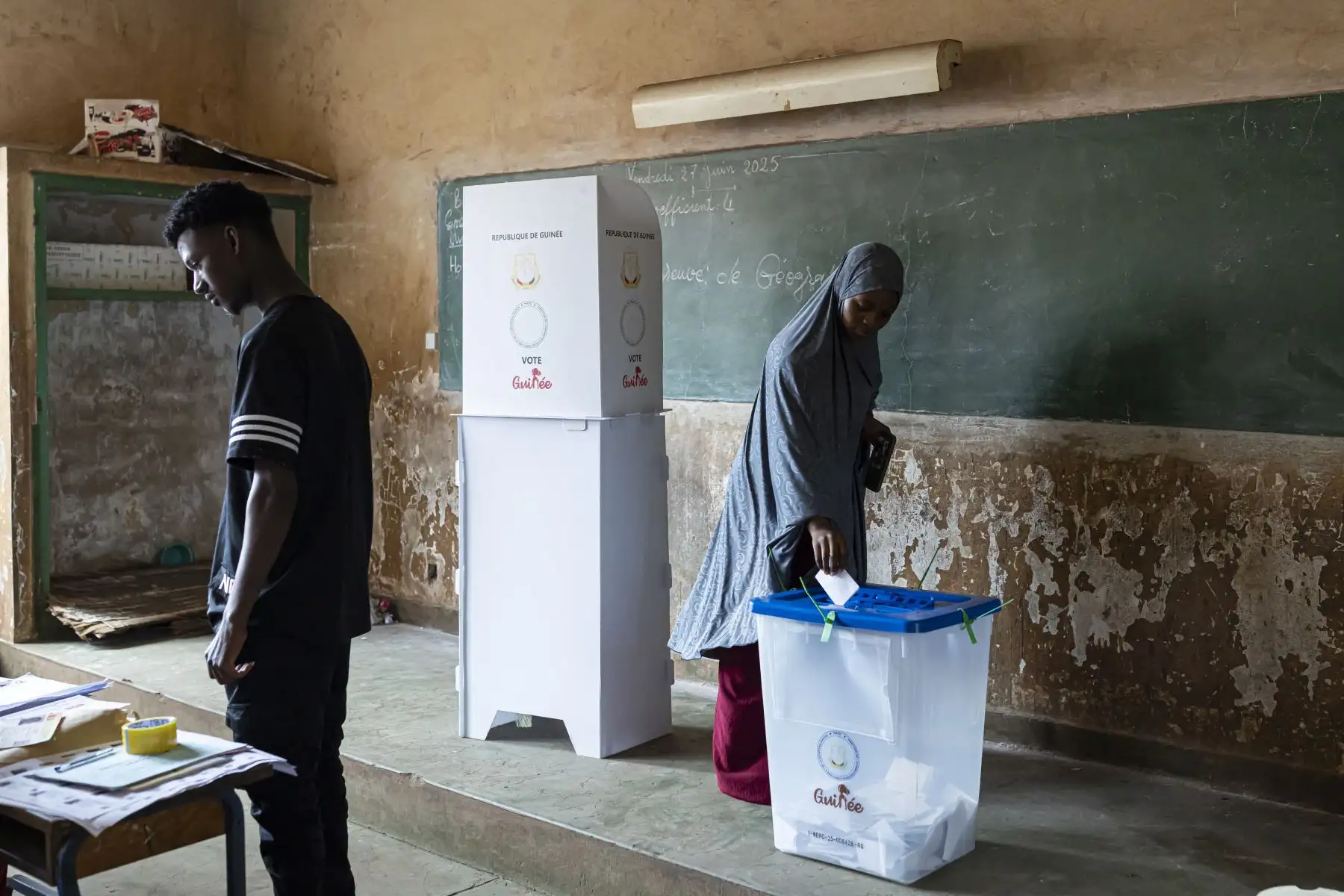 Una ciudadana emite su voto en el colegio electoral de la escuela primaria Hamdallaye en Conakry, durante el referéndum constitucional de Guinea. Cuatro años después de la toma del poder por los militares, los guineanos finalmente votan sobre un nuevo proyecto de constitución que allanaría el camino para las elecciones. Foto: AFP