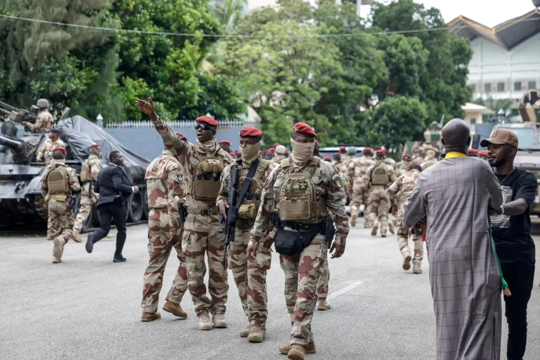 Soldados guineanos resguardan la seguridad mientras el presidente de Guinea, Mamady Doumbouya, abandona un colegio electoral tras emitir su voto en Conakry el 21 de septiembre de 2025, durante el referéndum constitucional que allanaría el camino para nuevas elecciones generales en el país. Foto: AFP