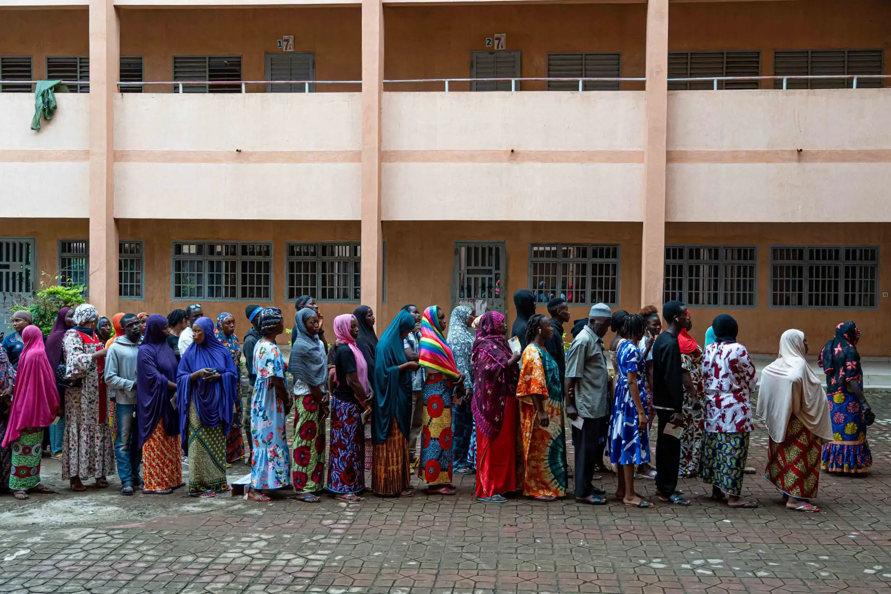 Ciudadanos hacen cola en el colegio electoral del Centro Housseine en Conakry el 21 de septiembre de 2025, mientras Guinea vota en el referéndum constitucional. Cuatro años después de la toma del poder por los militares, los guineanos finalmente votan sobre un nuevo proyecto de constitución que allanaría el camino para las elecciones. Foto: AFP