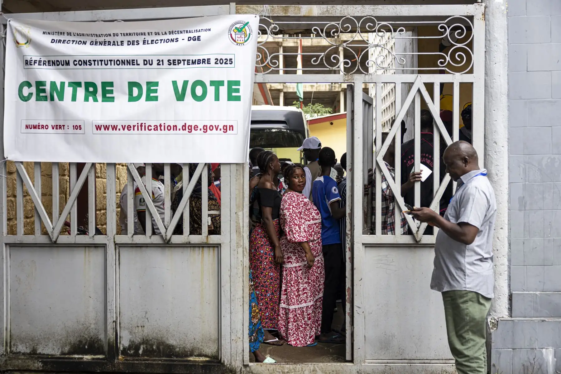 Ciudadanos hacen cola en un colegio electoral en Conakry el 21 de septiembre de 2025, mientras Guinea vota en el referéndum constitucional. Cuatro años después de la toma del poder por los militares, los guineanos finalmente votan sobre un nuevo proyecto de constitución que allanaría el camino para las elecciones. Foto: AFP