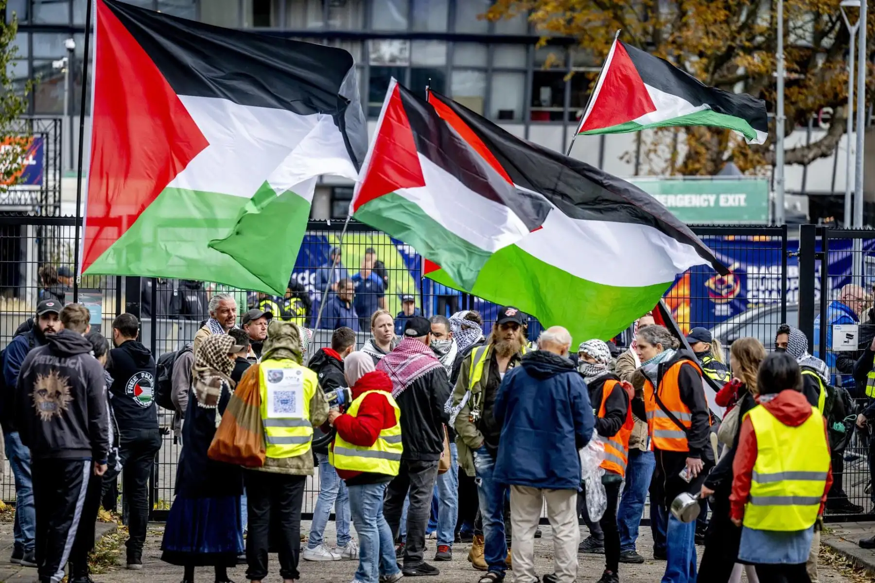 Ciudadanos ondean banderas palestinas mientras participan en una manifestación a favor de Palestina en la estación Neptunus antes del partido de béisbol de Israel vs Reino Unido durante el Campeonato Europeo de Béisbol 2025 en Rotterdam, Países Bajos, el 21 de septiembre de 2025. Foto: EFE