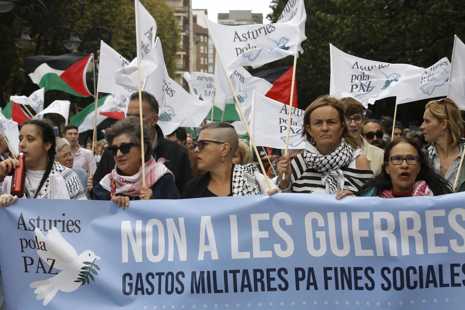 Miles de personas participan en Gijón en la manifestación convocada bajo el lema 